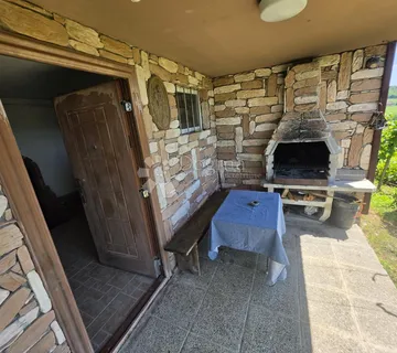 Vikendica na građevinskoj parceli 1.160m² – mirna lokacija nadomak Sv. Križa Začretja - Gornja Šemnica, Radoboj