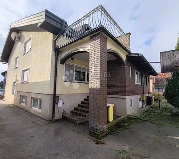 Prostrana višekatnica s poslovnim objektom i velikom parcelom - cover