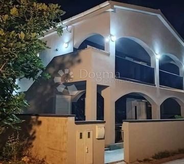 PRODAJE SE POTPUNO RENOVIRANA APARTMANSKA KUĆA NA OTOKU VIRU S 2 ODVOJENA APARTMANA - cover