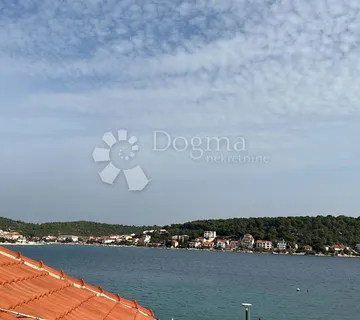 TISNO KUĆA U PRVOM REDU DO MORA ODLIČNA PRILIKA  - cover