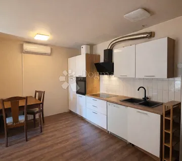 Sunčan trosoban stan južne orijentacije na traženom Mertojaku s velikim potencijalom - cover