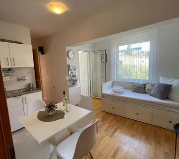 VODICE – Kuća s 6 apartmana blizu mora - cover