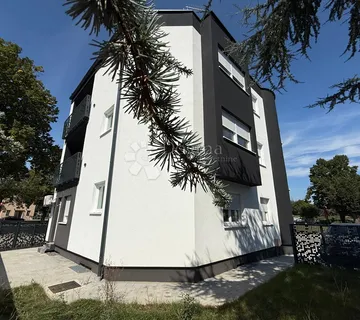 Novi trosobni stan sa dvorištem - cover