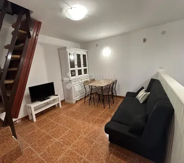 Šarmantna kućica sa dvorištem - cover