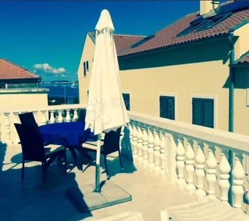 Kuća u Tisnom sa 3 apartmana, nekoliko metara od mora - cover