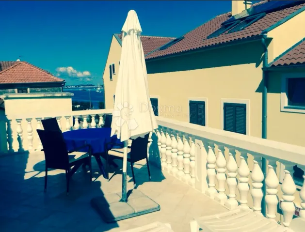 Kuća u Tisnom sa 3 apartmana, nekoliko metara od mora - cover