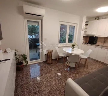 Stan: Podstrana 54,63m2+82,88m2 dvorista - cover