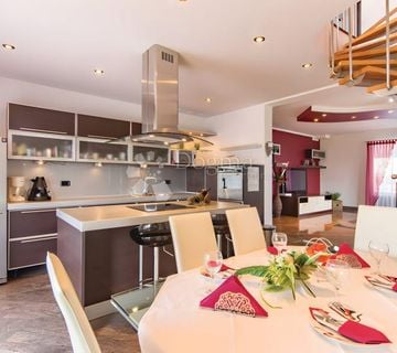 KUĆA SA BAZENOM, TERETANOM I 5 SPAVAĆIH SOBA - PULA - cover