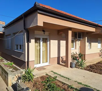 Prodaje se samostojeća kuća s okućnicom i poslovnim potencijalom – Mejaši, Split - cover