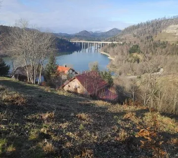 Atraktivni teren u Fužinama uz jezero Bajer - Fužine