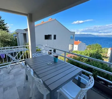 STAN S POGLEDOM NA MORE 300 m OD PLAŽE! Okolica Labina