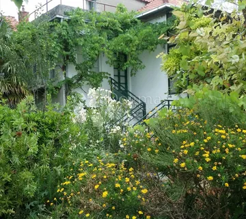 Samostojeća kuća s velikom okućnicom – Kaštel Štafilić - cover