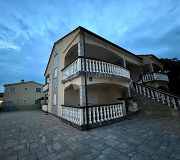 Apartmanska kuća s bazenom – 4 apartmana, 150 m od mora – otok Vir - cover