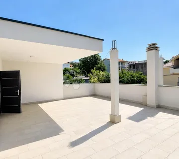 Krovna Terasa U Novogradnji S Mogučnošću Prenamjene U Petnhouse - Rtina, Ražanac