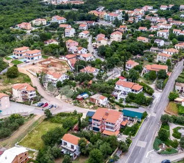 Malinska - Građevinsko Zemljište S Idejnim Projektom Za Tri Duplex Kuće I Jednu Samostojeću - Malinska, Malinska-Dubašnica