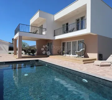 Moderna kuća s bazenom -178m2, mirna lokacija - Zaton, Nin