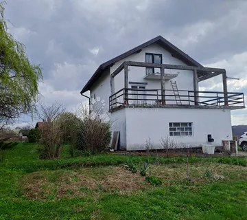 Prekrasan pogled i okućnica - cover