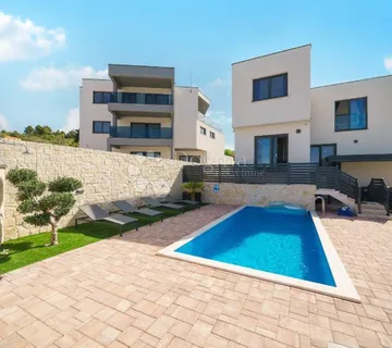 Vodice – luksuzna novogradnja s bazenom i panoramskim pogledom na more
