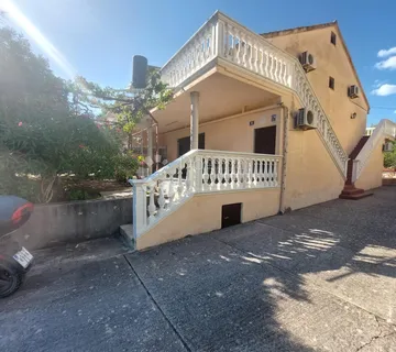 Kuća sa 5 apartmana - cover