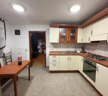 Prostrana katnica u Retfali – 291 m² s dvorištem - Osijek
