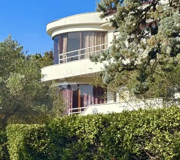 Villa u prvom redu do mora i nadomak centra - vrhunska investicija - Krk