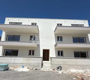 RAŽANJ – Novogradnja: ekskluzivan stan (S-2) u prizemlju s privatnim vrtom, 80 m od mora - Stivašnica, Rogoznica