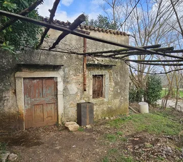 Kamena kuća za renovaciju u okolici Labina