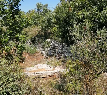 Peroj – 689 m² poljoprivredno zemljište na 1.700 m od mora - Peroj, Vodnjan