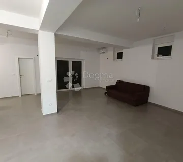 Prostrani apartman u Mandrama - Mandre, Kolan