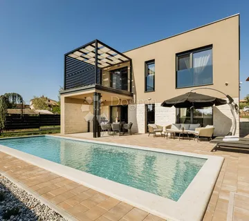 Moderna katnica s bazenom - cover