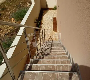 Prodaja kuće 80m od mora, 6 apartmana  - cover