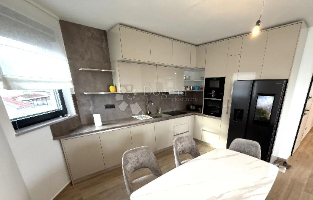 NAMJEŠTEN APARTMAN SUKOŠAN S POGLEDOM UZ MORE - cover