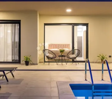 Luksuzna prizemnica s bazenom i prostranim dvorištem - cover