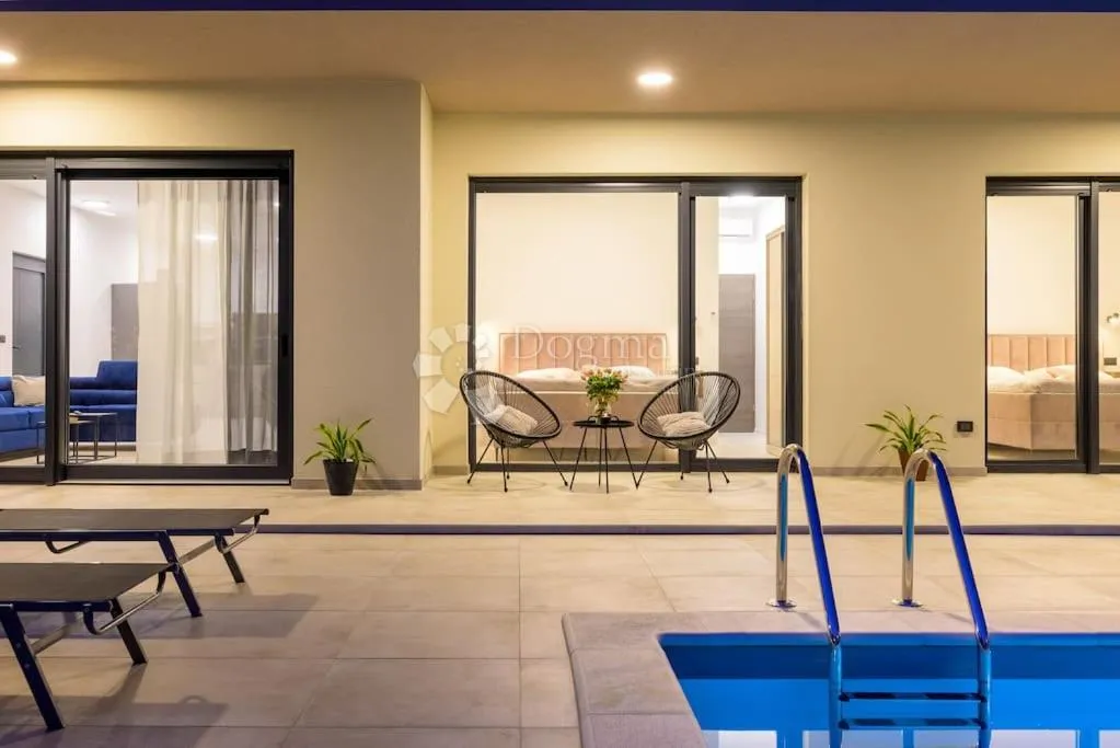 Luksuzna prizemnica s bazenom i prostranim dvorištem - cover