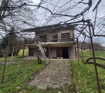 Kuća s garažama, odlična za najam ili goste nadomak centra Desinića - cover