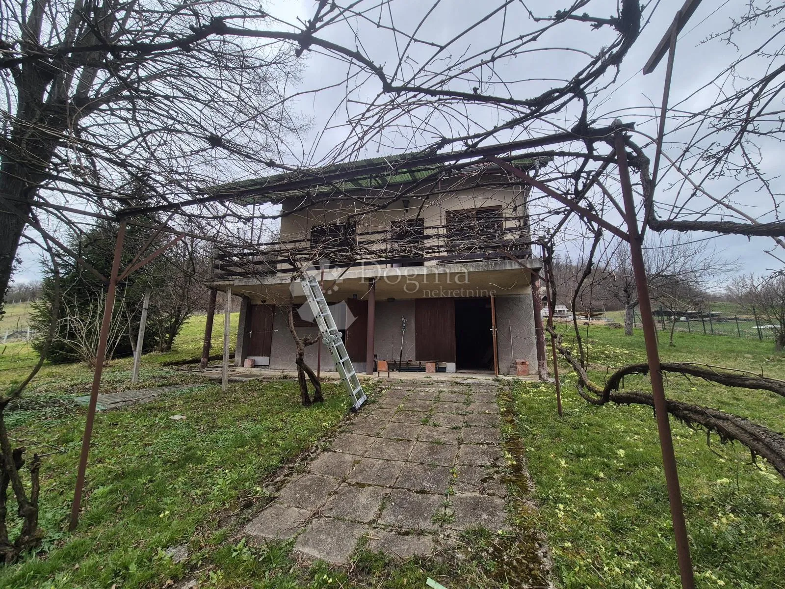 Kuća s garažama, odlična za najam ili goste nadomak centra Desinića - cover