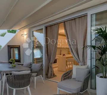 MEJE, KASKADE / LUKSUZAN STAN / POGLED MORE  - cover