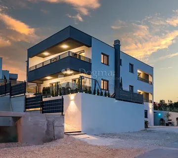 Medulin, luksuzna vila 100 metara do mora s 3 stana - cover