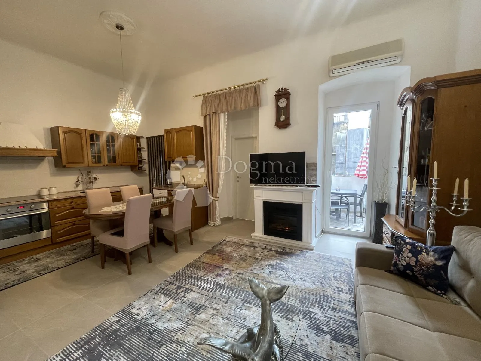 RIJETKOST!! Apartman 83m2 strogi centar Crikvenice - cover