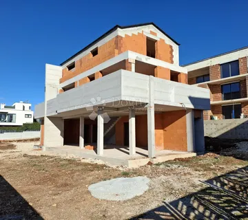 Poreč, visokokvalitetna vila 500m od mora