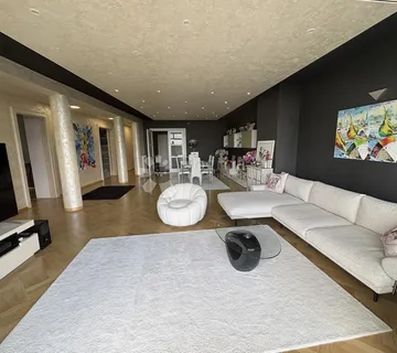 Vrhovec 192 m² – panoramski pogled na Zagreb, terase, garaža