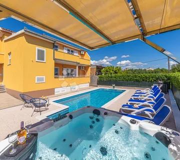 VILA S BAZENOM KAŠTEL LUKŠIĆ - cover