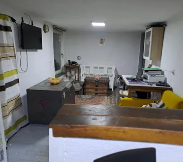 Praktična kućica u ekoselu - cover