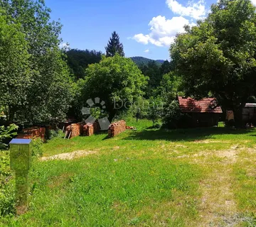 TEREN S UCRTANIM STAMBENIM I GOSPODARSKIM OBJEKTOM - cover