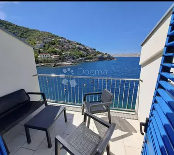 Kuća 1. red uz more u Starigradu – prilika za investiciju! - Starigrad, Senj
