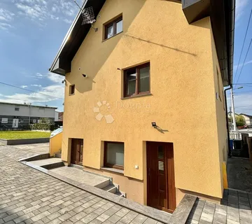 Sesvete centar - kuća s 2 stana, useljiva odmah! - Sesvete, Zagreb