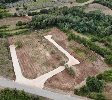 Građevinsko zemljište idealno za izgradnju vile s bazenom - Brtonigla