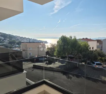 NOVOGRADNJA – MODERAN STAN (S8) S BALKONIMA I POGLEDOM NA MORE, MANJE OD 150 m OD PLAŽE – OKRUG GORNJI - Okrug Gornji, Okrug