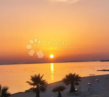 VIR PRODAJE SE APARTMAN NA ATRAKTIVNOJ PLAŽI 10 m OD MORA