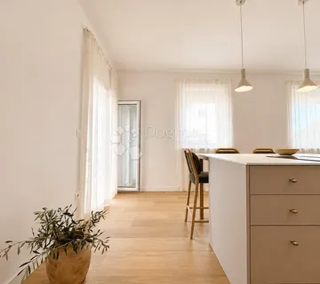 MEDULIN, 46 m² STAN S POGLEDOM NA MORE + parking, 1/1 UPORABNA DOZVOLA